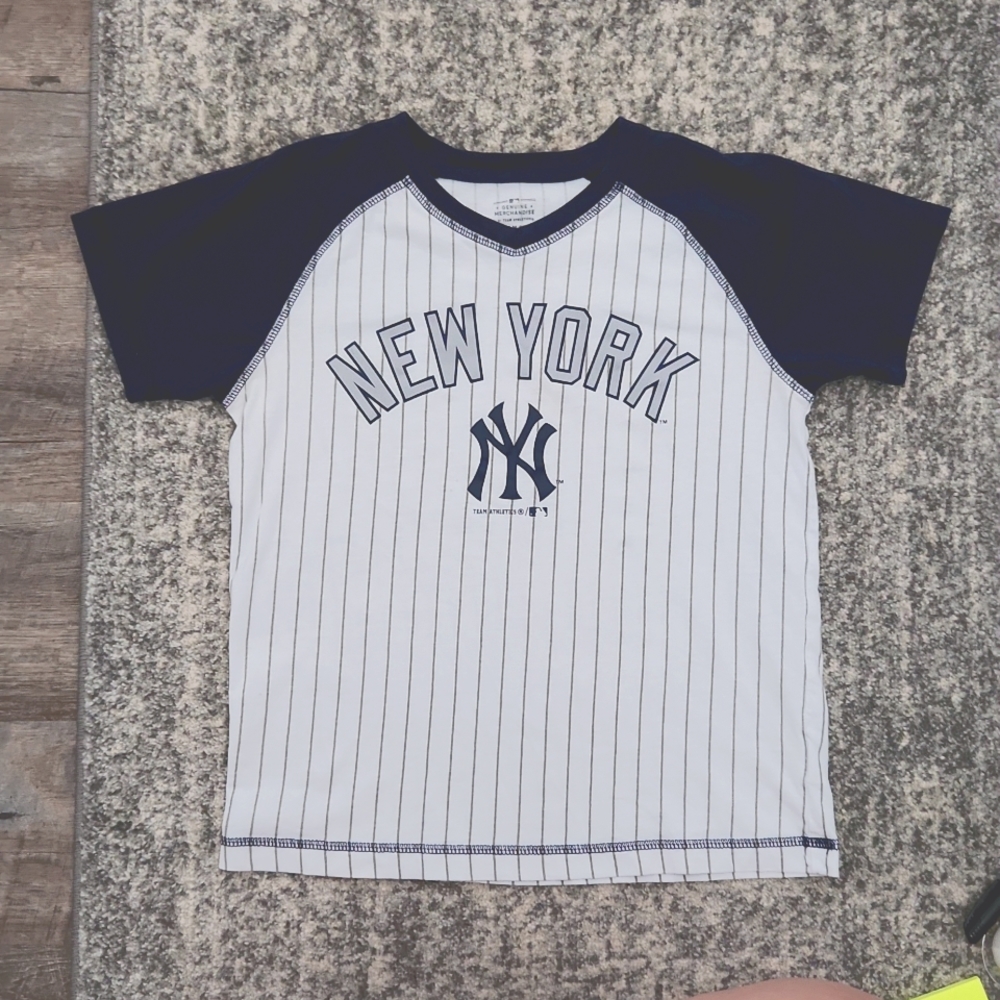 🌷 Pick 5 for 20🌷. New York Yankees T-shirt girls M 8/10